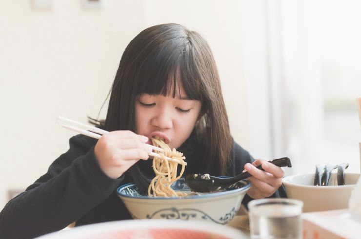 ラーメンを食べる女の子