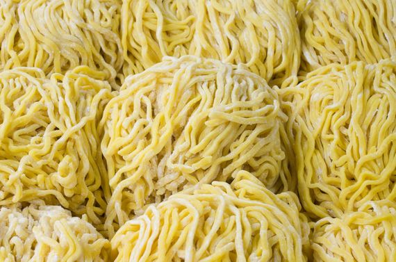 駒沢大学駅近くのらーめんだいまるは太麺のラーメンを提供しております