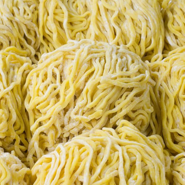 駒沢大学駅近くのらーめんだいまるは太麺のラーメンを提供しております